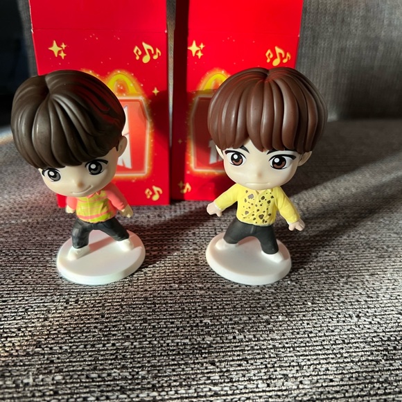 Other - Adorable Duo Action Figures - Brown and Yellow